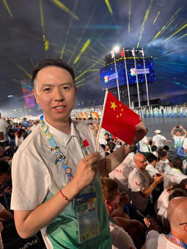 暖心，埃克塞特城小将伯奇对曼城打入进球后，谢尔基给予鼓励